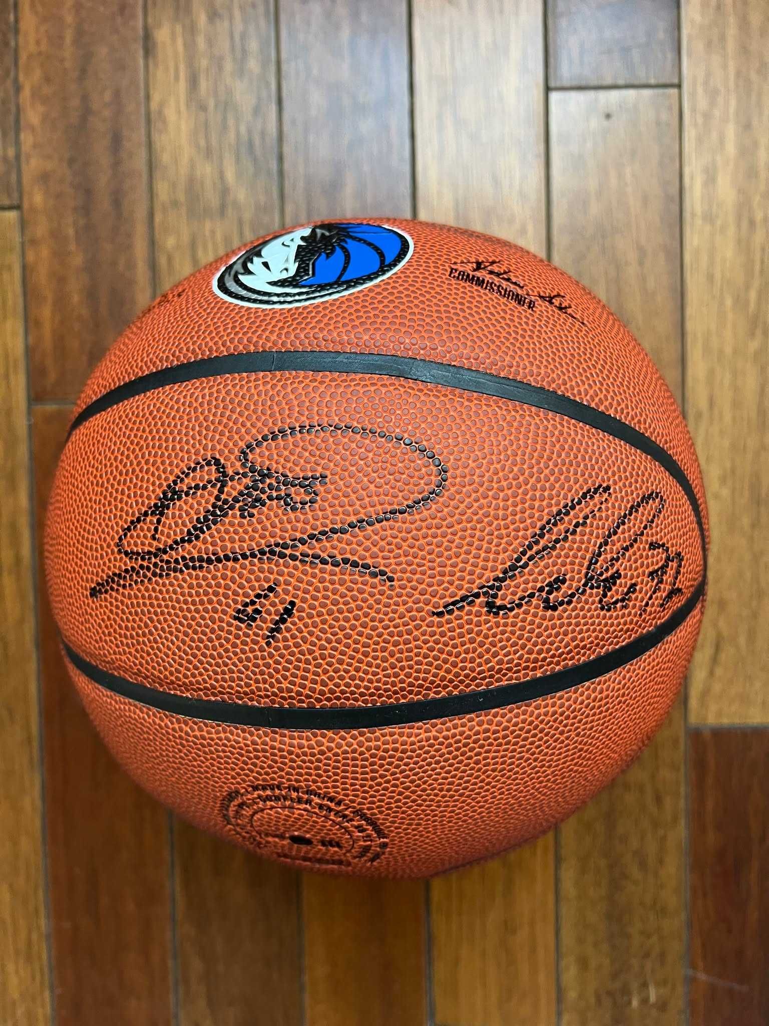 Luka Doncic Dirk Nowitzki NBA Dallas Mavericks Wilson piłka z autograf