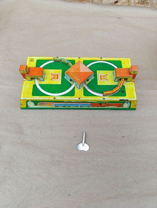 Советская механическая заводная игрушка медведь с балалайкой СССР