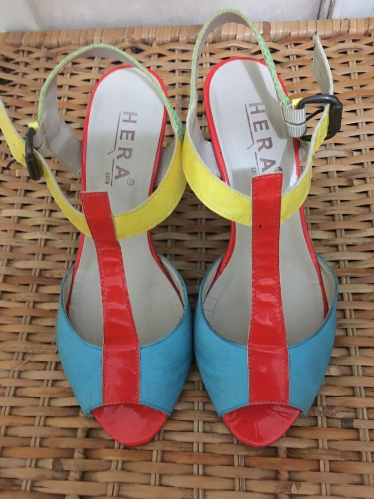 Sandálias da Hera e da Zara- Os 2 pares 8€.