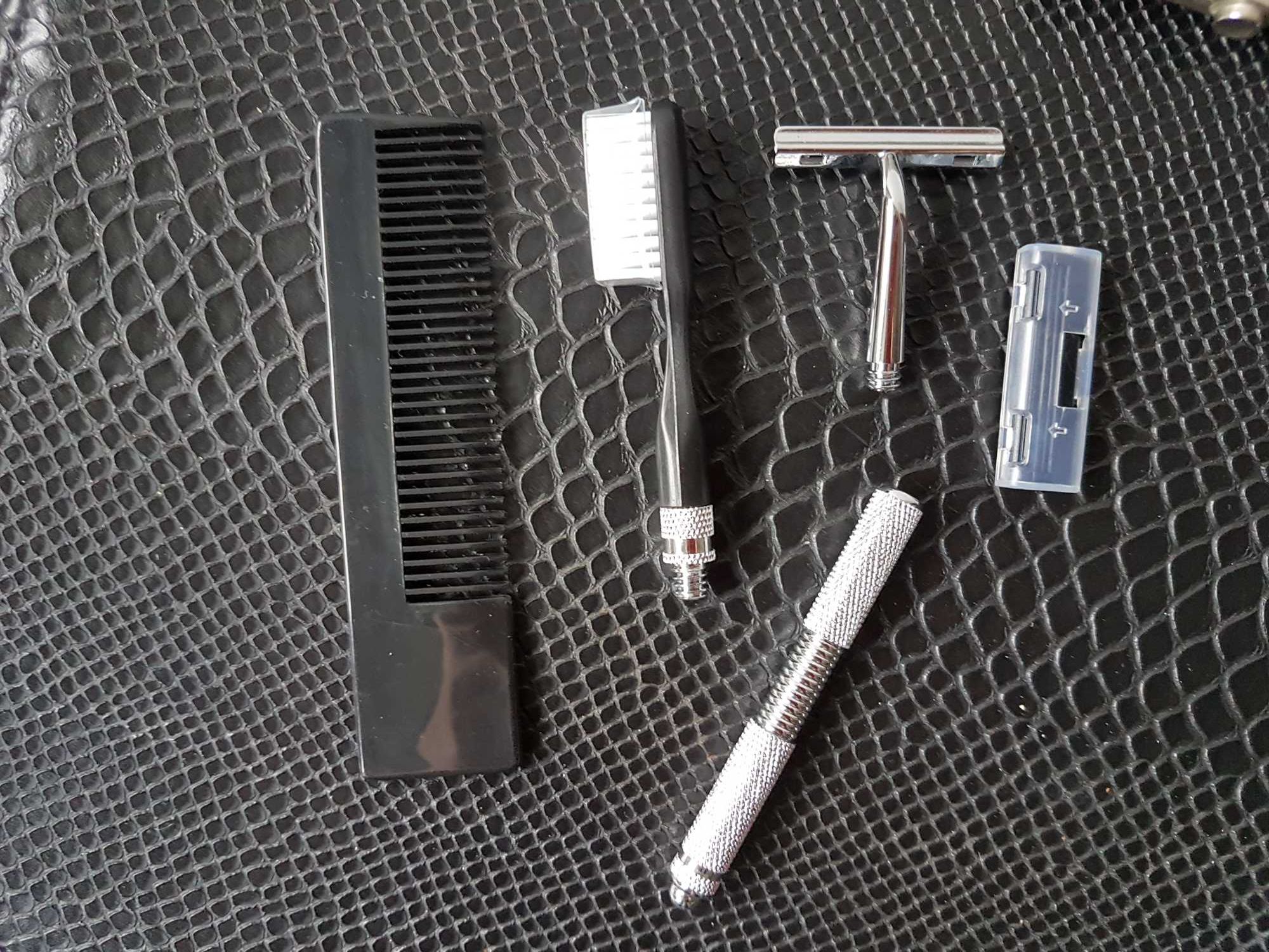 Męski zestaw podróżny do pielęgnacji w metalowym etui Maszynka