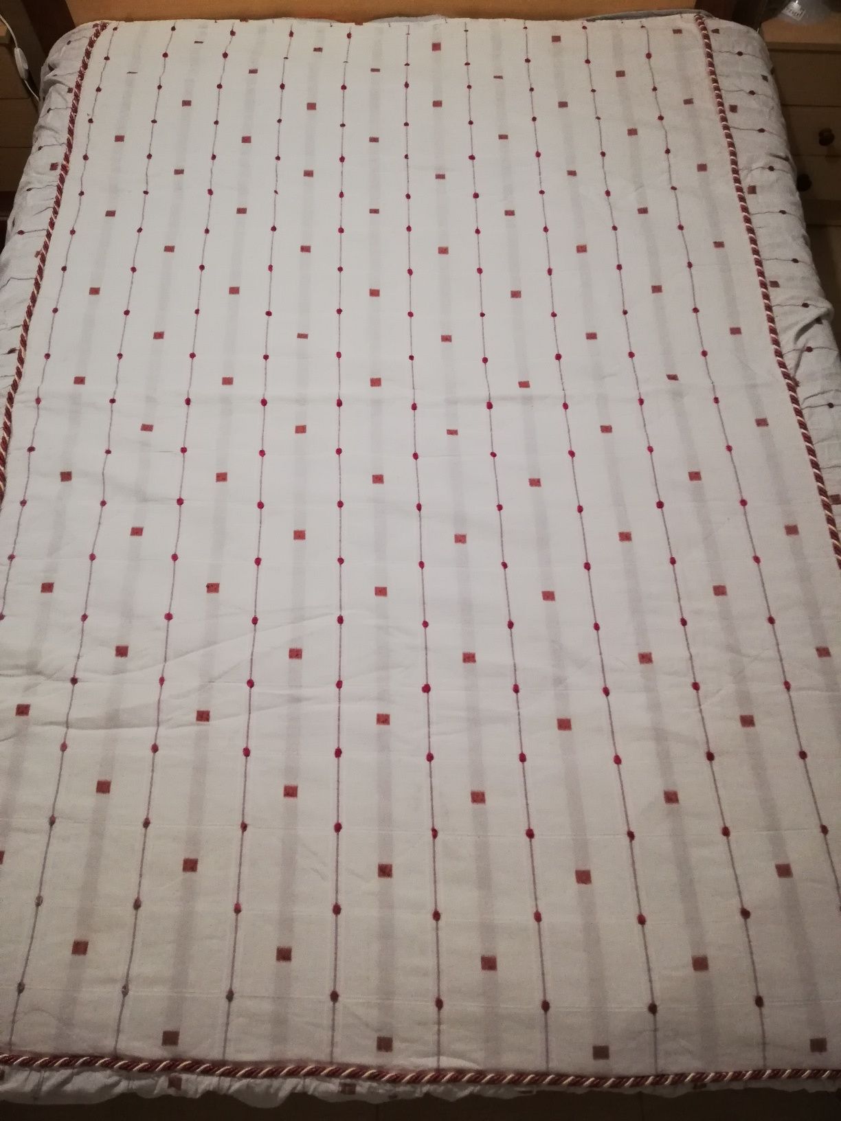 Edredao branco com pontos bordeaux