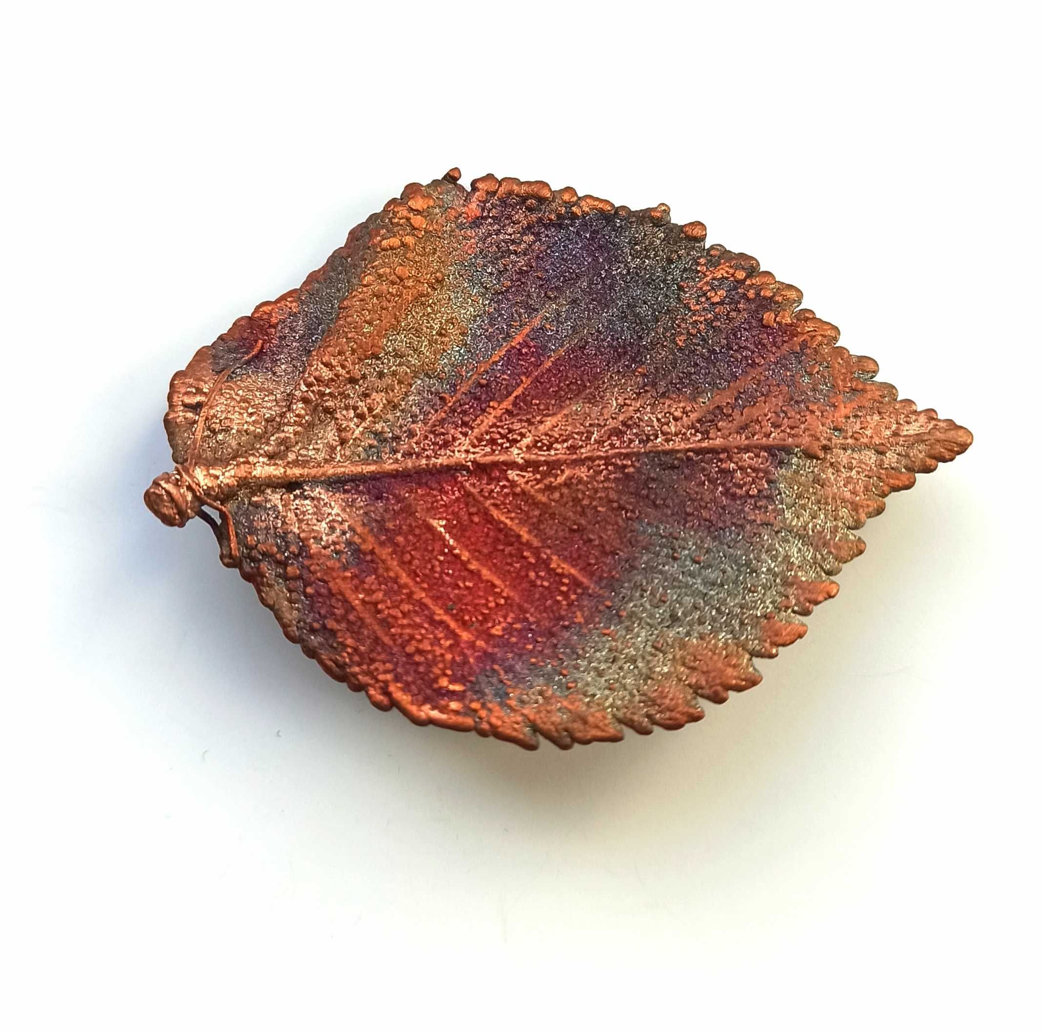 Broszka z miedzi liść wiązu malowana ogniem