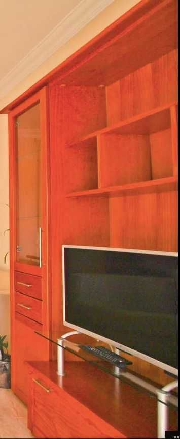 Móvel de Sala em Madeira Maciça com Estantes e Espaço TV