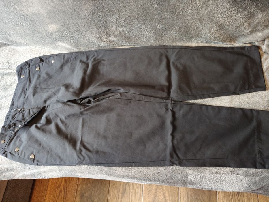 Damskie eleganckie spodnie czarne ozdobne mapy przy kieszeniach