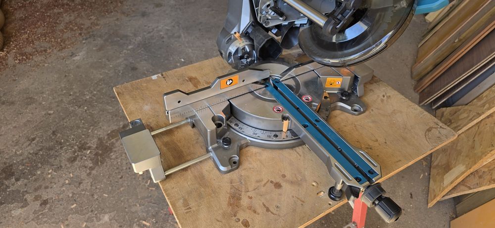 Makita, serra esquadrias LS002G 40V usada