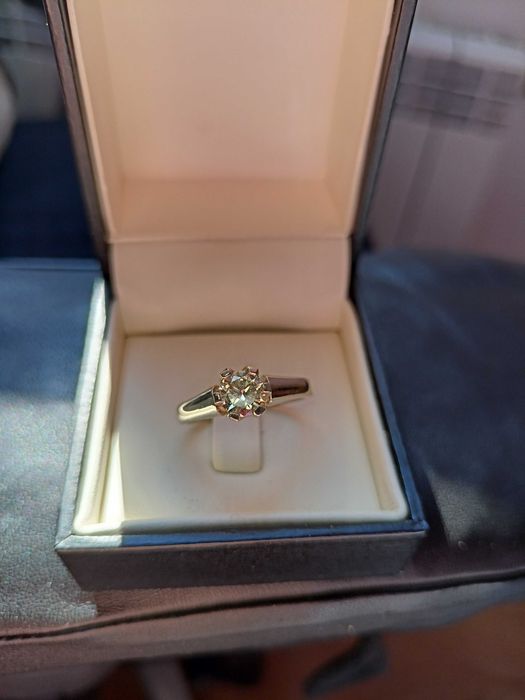 Złoty pierścionek 585 z brylantem  0,66ct (certyfikat )