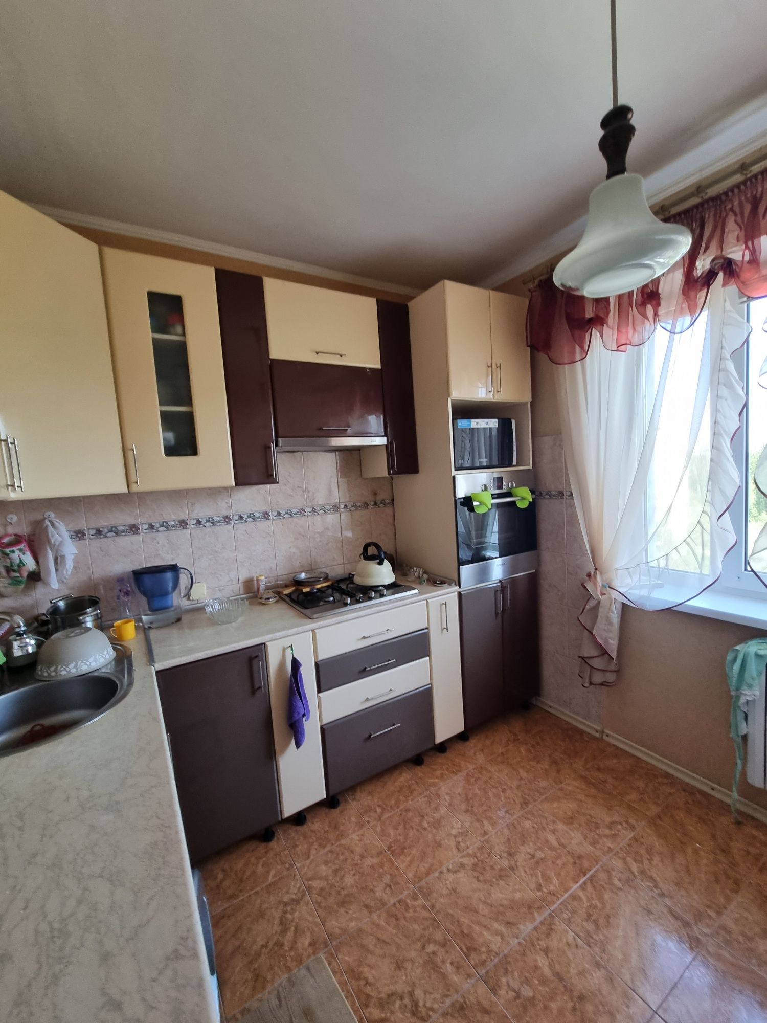 Затишна,велика 3х кімнатна квартира,  район наближений до центру