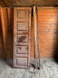 Porta de madeira massiça estreita