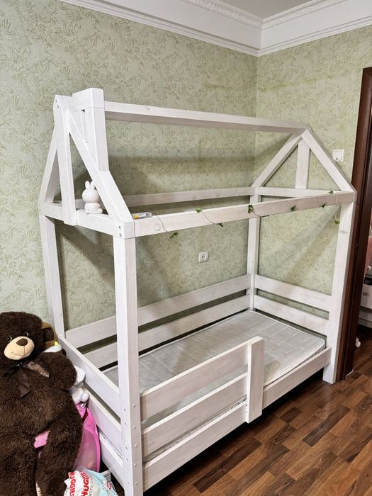 Дитяче ліжко-будинок