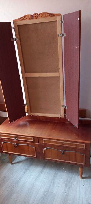 Трюмо з дзеркалом