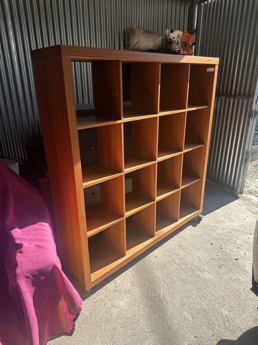 Estante cubo em madeira  .
