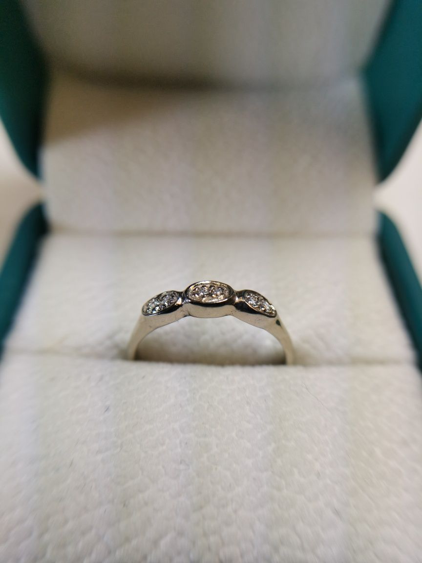 Nowy pierścionek w białym złocie z diamentami.