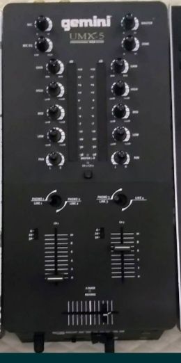 Duas  Controladoras Numark V7  Direct Drive.  O Mixer Gemini é Grátis