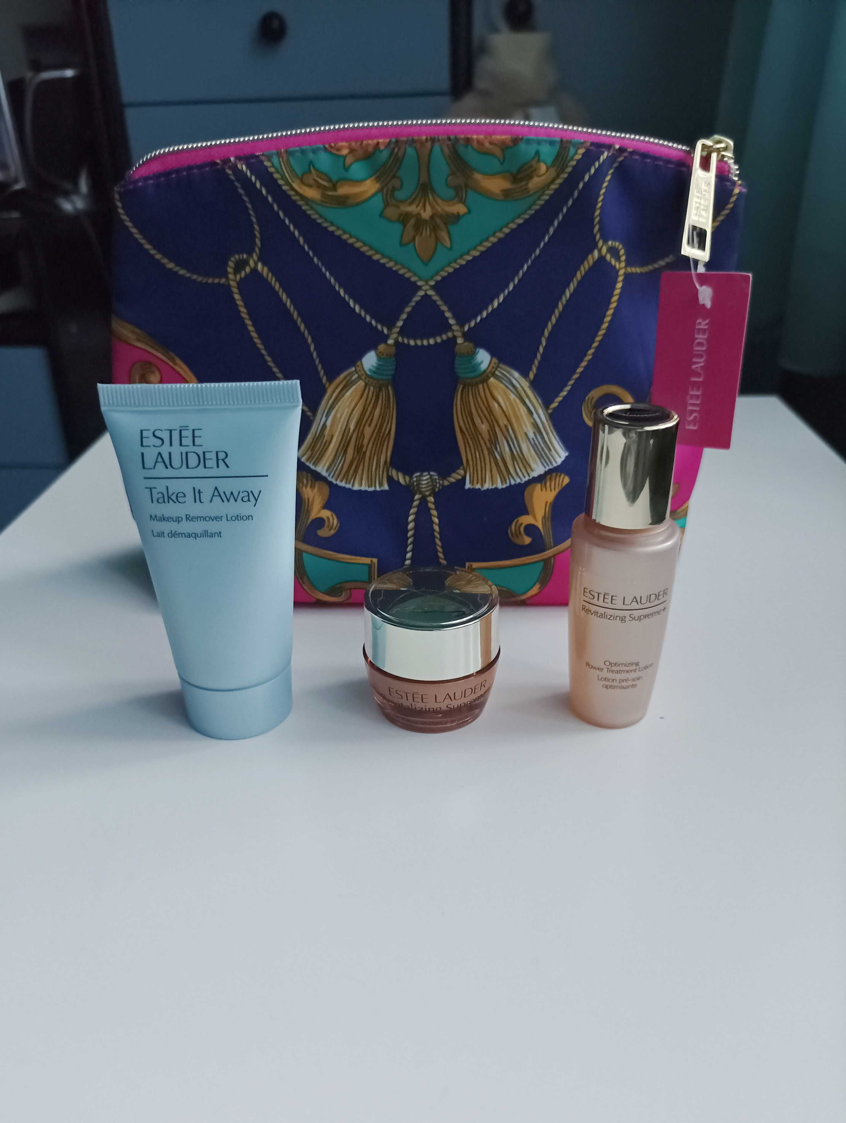 Estée Lauder zestaw kosmetyków z kosmetyczką + gratis