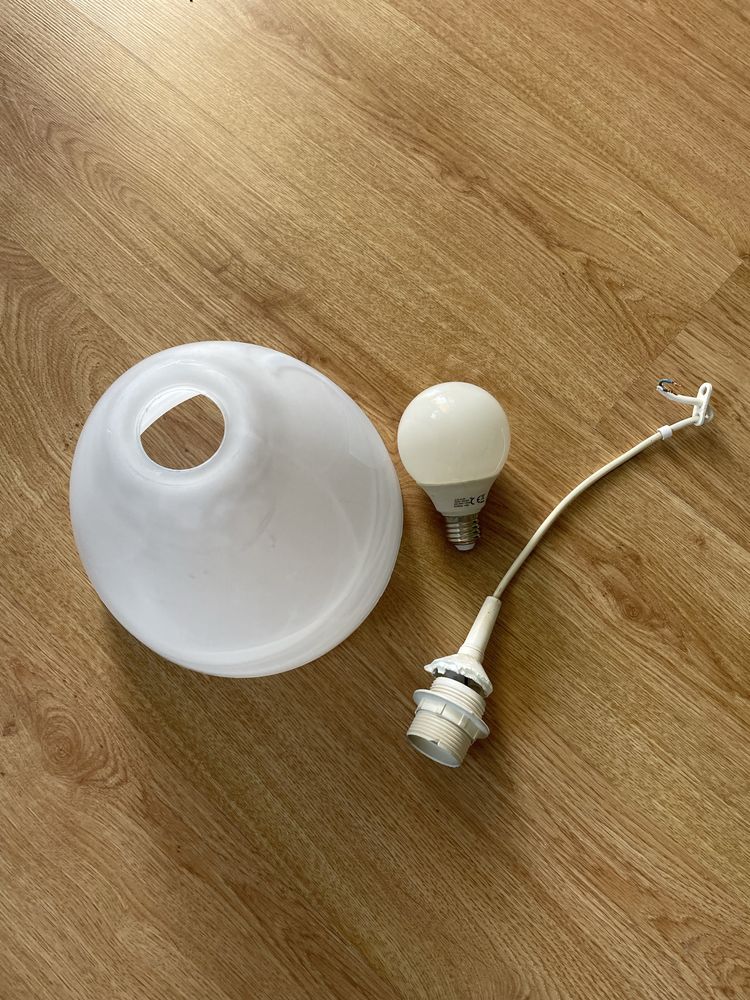 Lampa abażur PRL z żarówką oraz kablem.