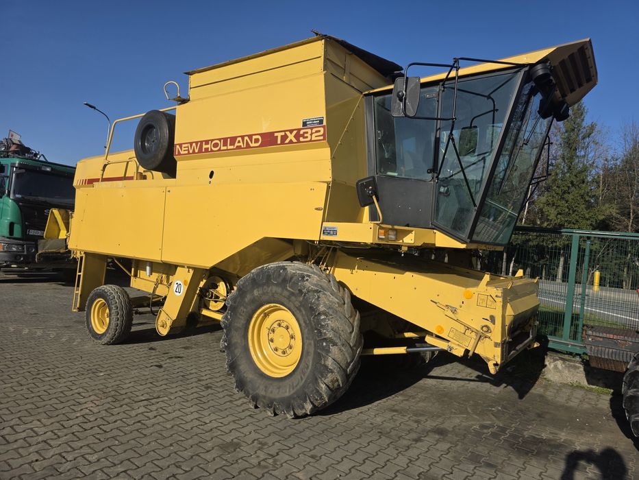 Kombajn zbożowy New Holland TX 32 stół do rzepaku z Niemiec