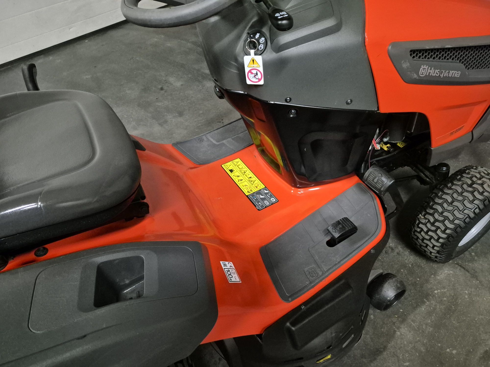 Kosiarka traktorek Husqvarna TC 238t