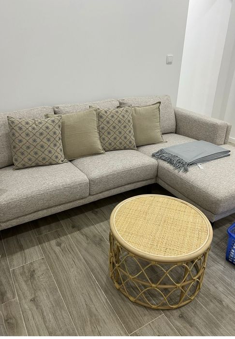 Sofá bege com chaise long