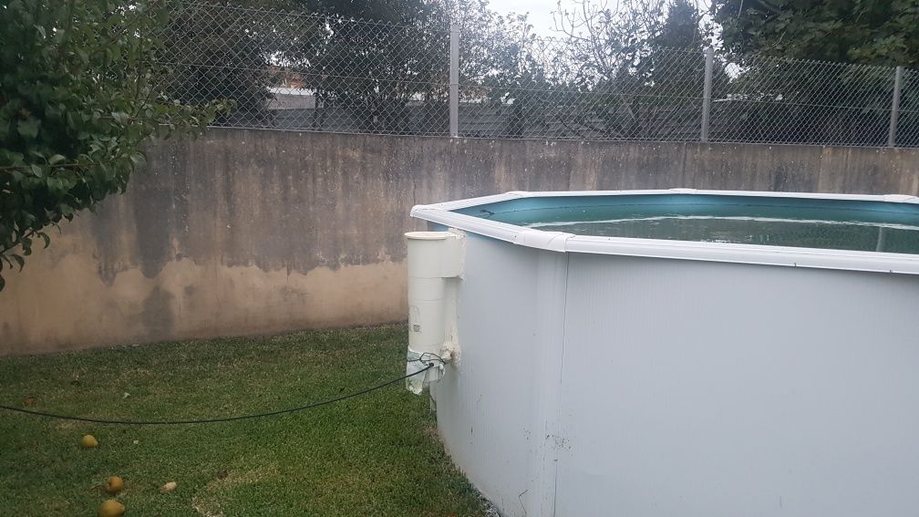 Piscina usada só  tem um ano de uso