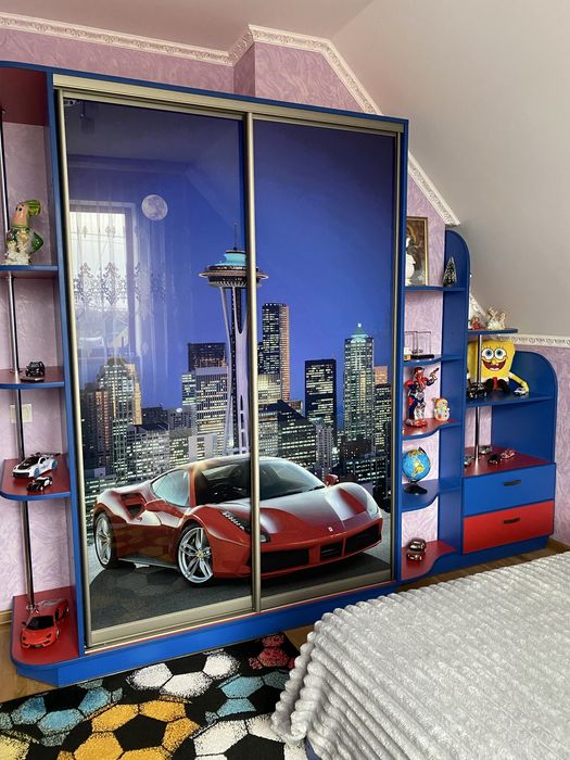 Меблі в кімнату для хлопчика:шафа купе, ліжко з матрасом, тумбочка.