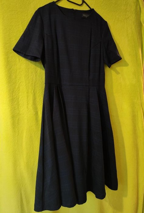 Granatowa sukienka w kratkę