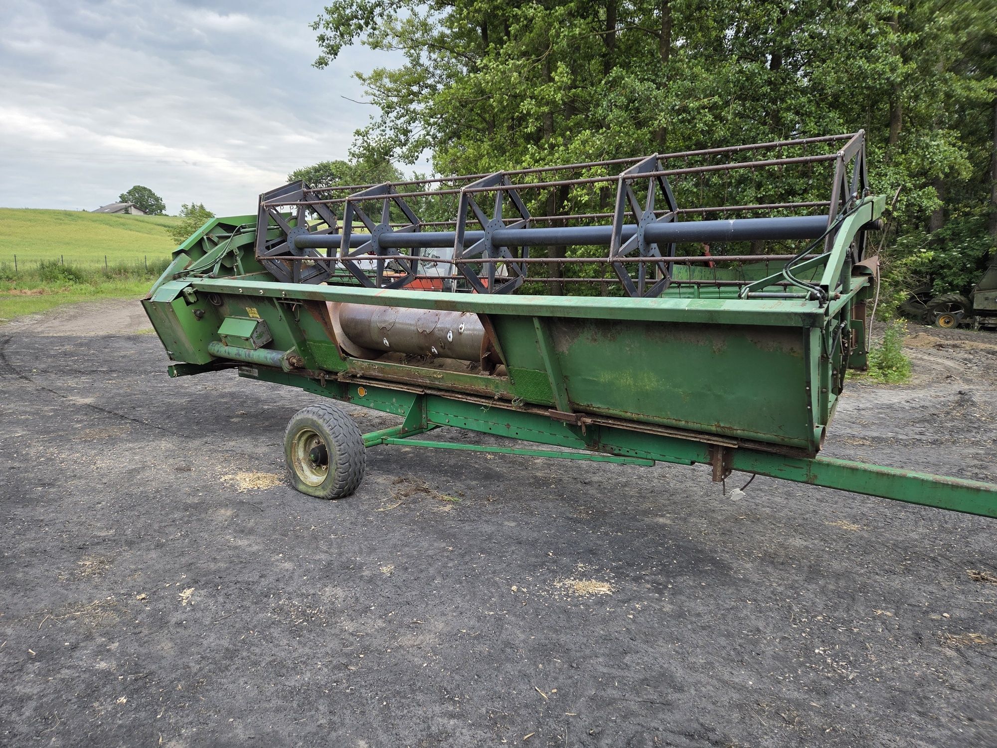 Heder John Deere 818 z wózkiem