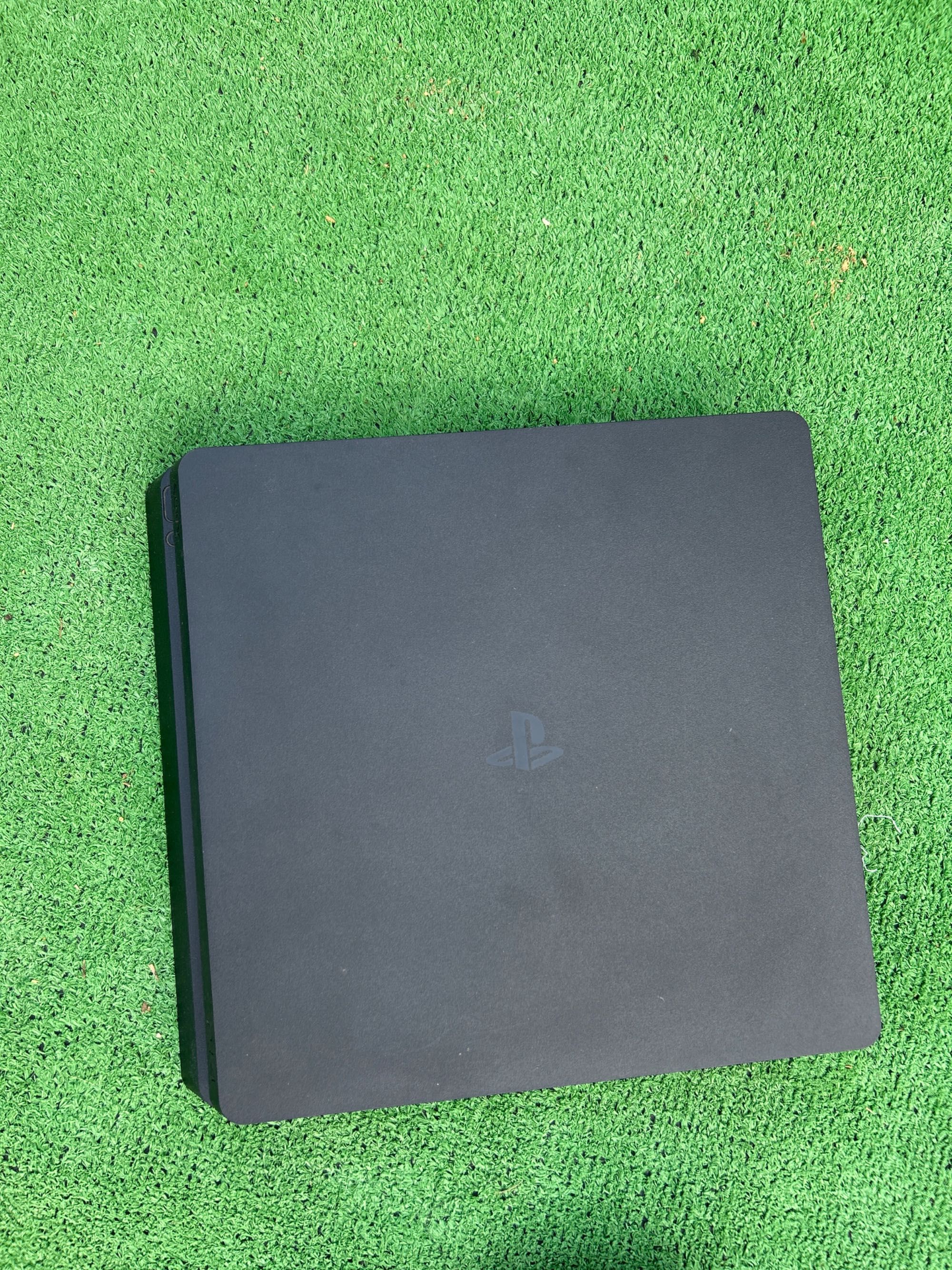 PS4(1TB)+1 comando+ 4 jogos