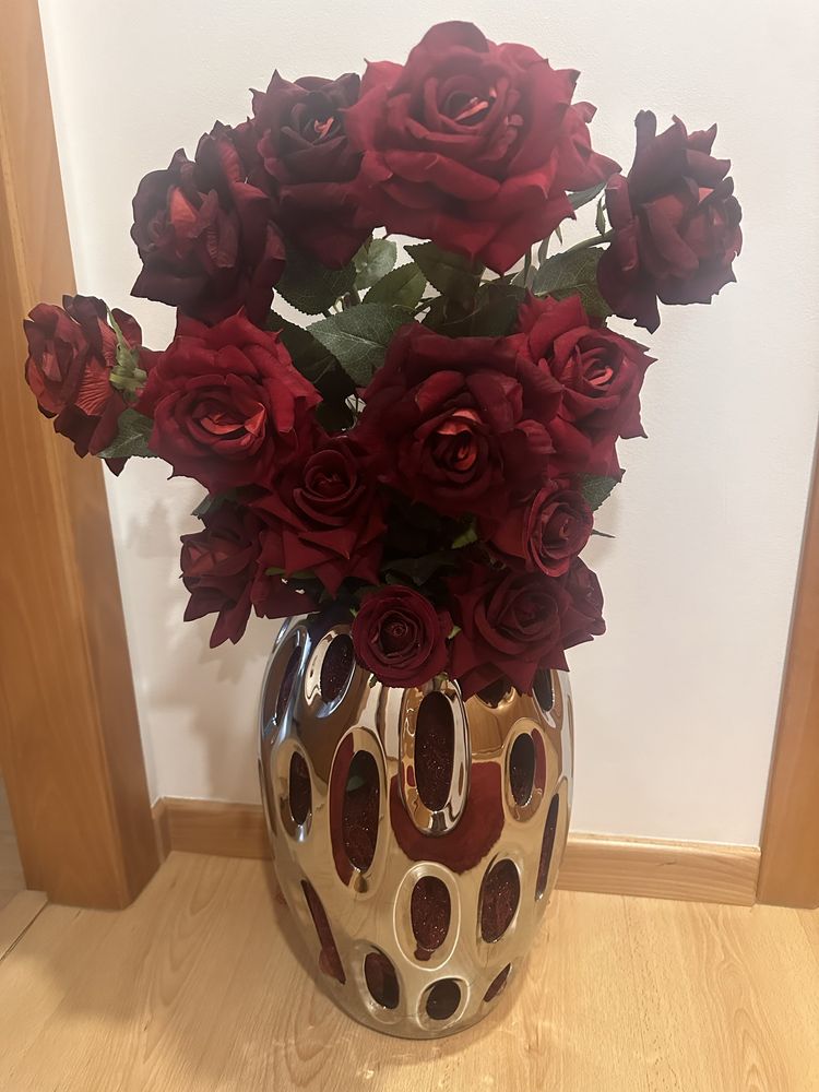Jarra decorativa com rosas vermelhas