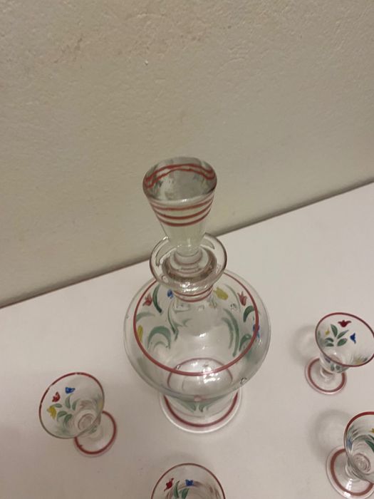 Copos de licor e garrafa pintados a mão vintage retro antigos