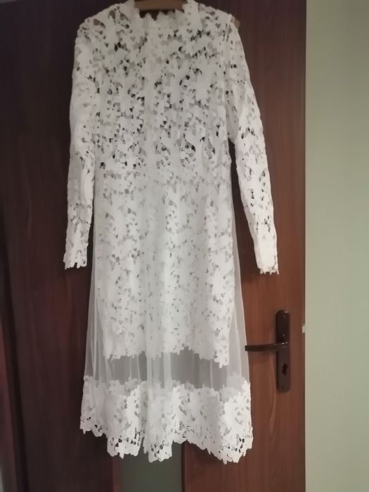 Biała koronkowa sukienka