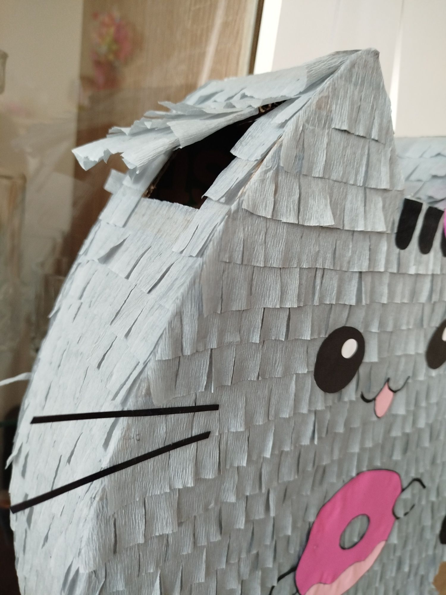 Duża piniata kot pusheen z pączkiem