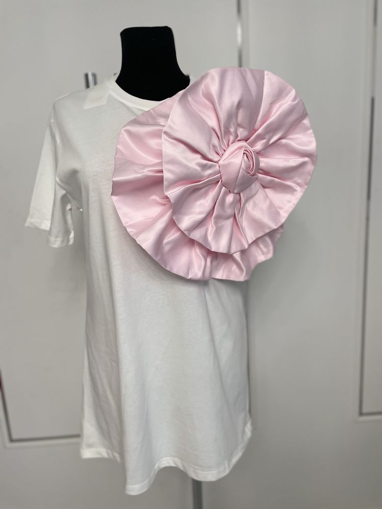 Nowa biała bawełniana sukienka t-shirt z duzym kwiatem róża 3d broszka