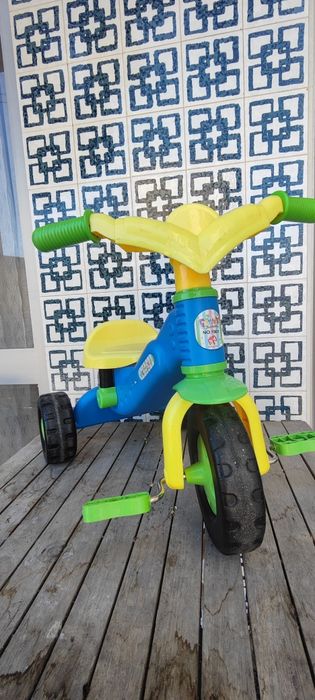 Triciclo colorido – ideal até aos 3 anos