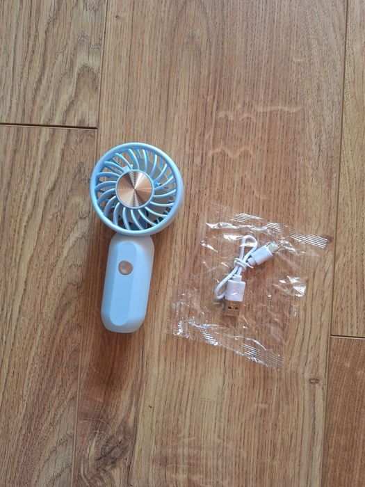 Nowy niebieski wiatraczek ładowany przez USB