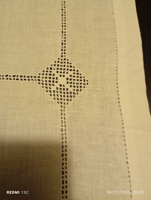 Caminho de mesa bordado