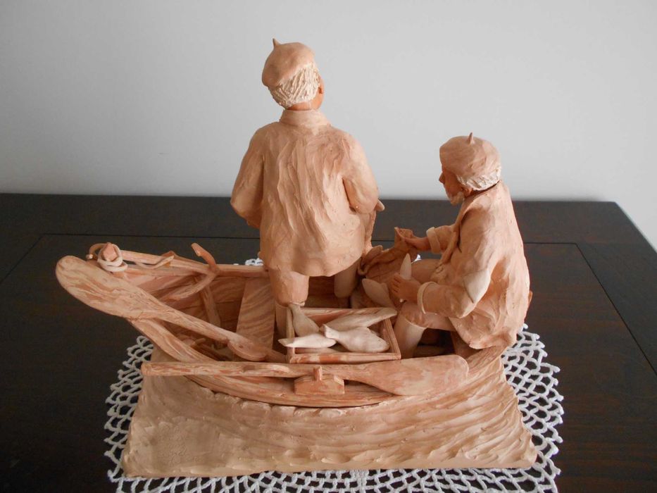 Espetacular peça de cerâmica artesanal "Pescadores", ano de 2002.