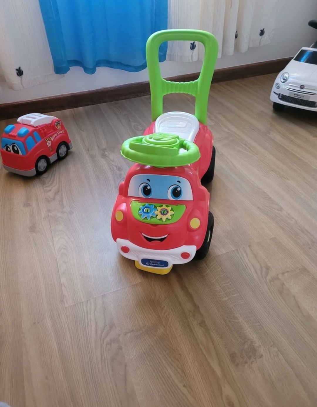Carro 2em1 faz de andarilho também.
