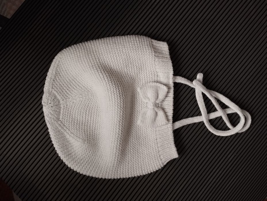 Biała czapeczka dla niemowlaka chrzest