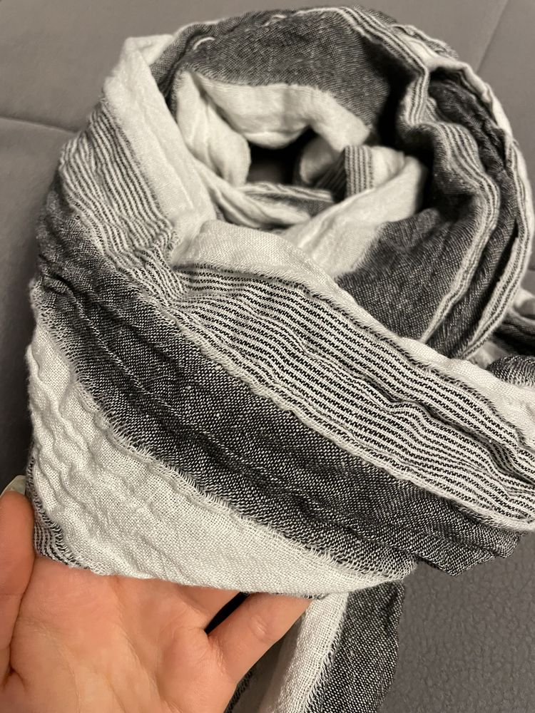 Szal unisex idealny na wiosnę