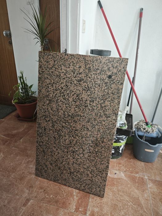 Pedra granito para bancada. Entregamos na zona de sintra