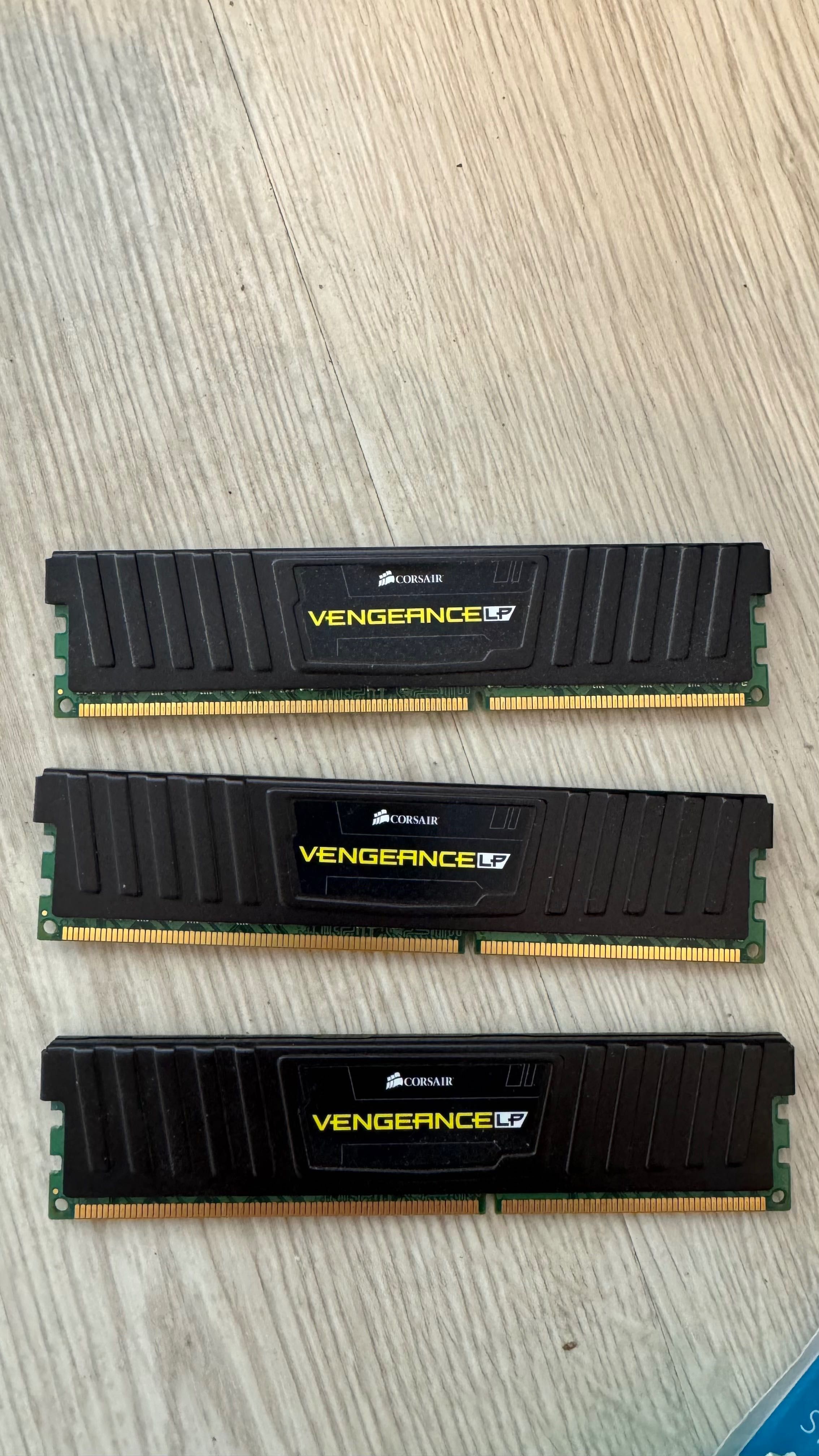 3 X. DDR 3 Corsair 4 GB 1600 MHz trzy kości po 4GB, 30 zł za kość