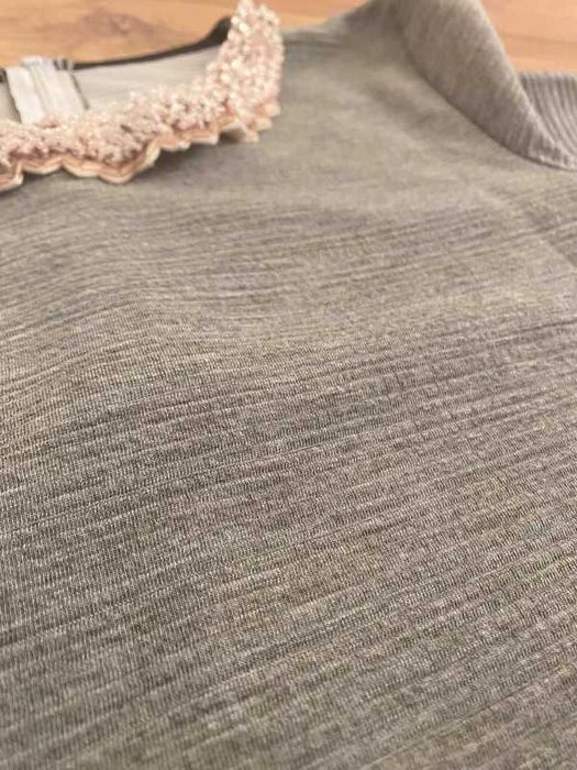 Szara sukienka ze złoty kołnierzem