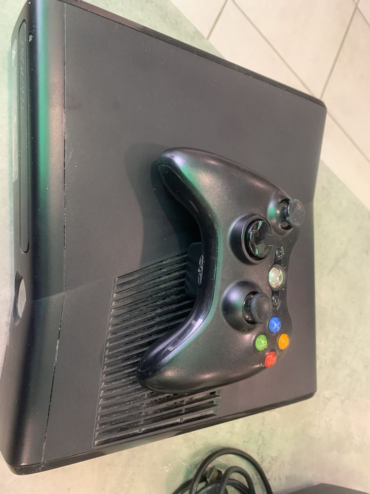 Xbox 360 slim 4gb