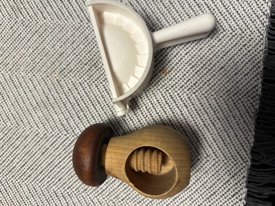 Drewniany dziadek do orzechów + maszynka do pierogów