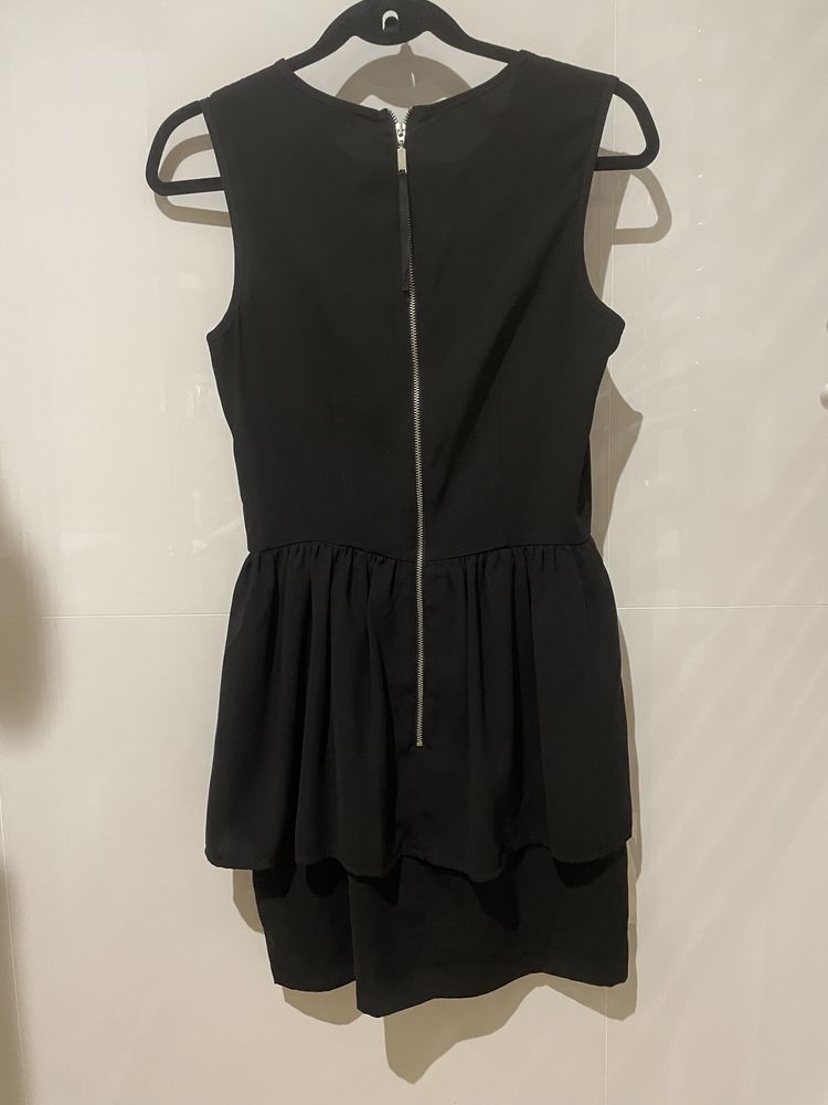 Czarna krótka sukienka bez rękawów taliowana dopasowana baskinka S