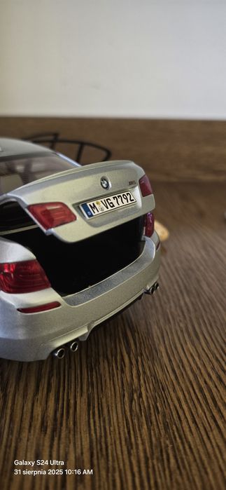 Bmw M5 F10 1:18 Full Open firmy Paragon