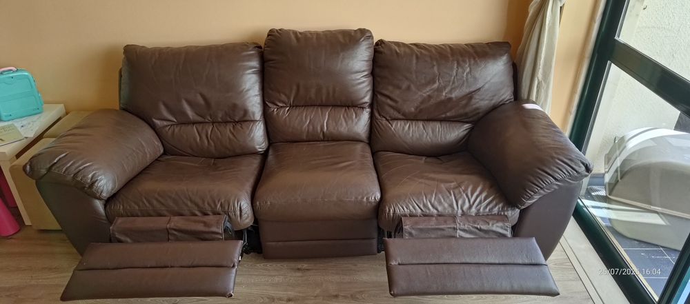 Sofá 3 lugares em pele