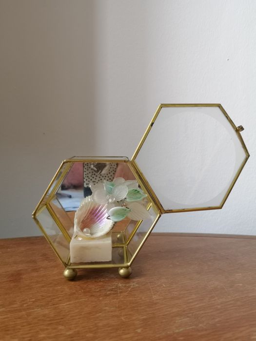 Mostrador hexagonal com escultura