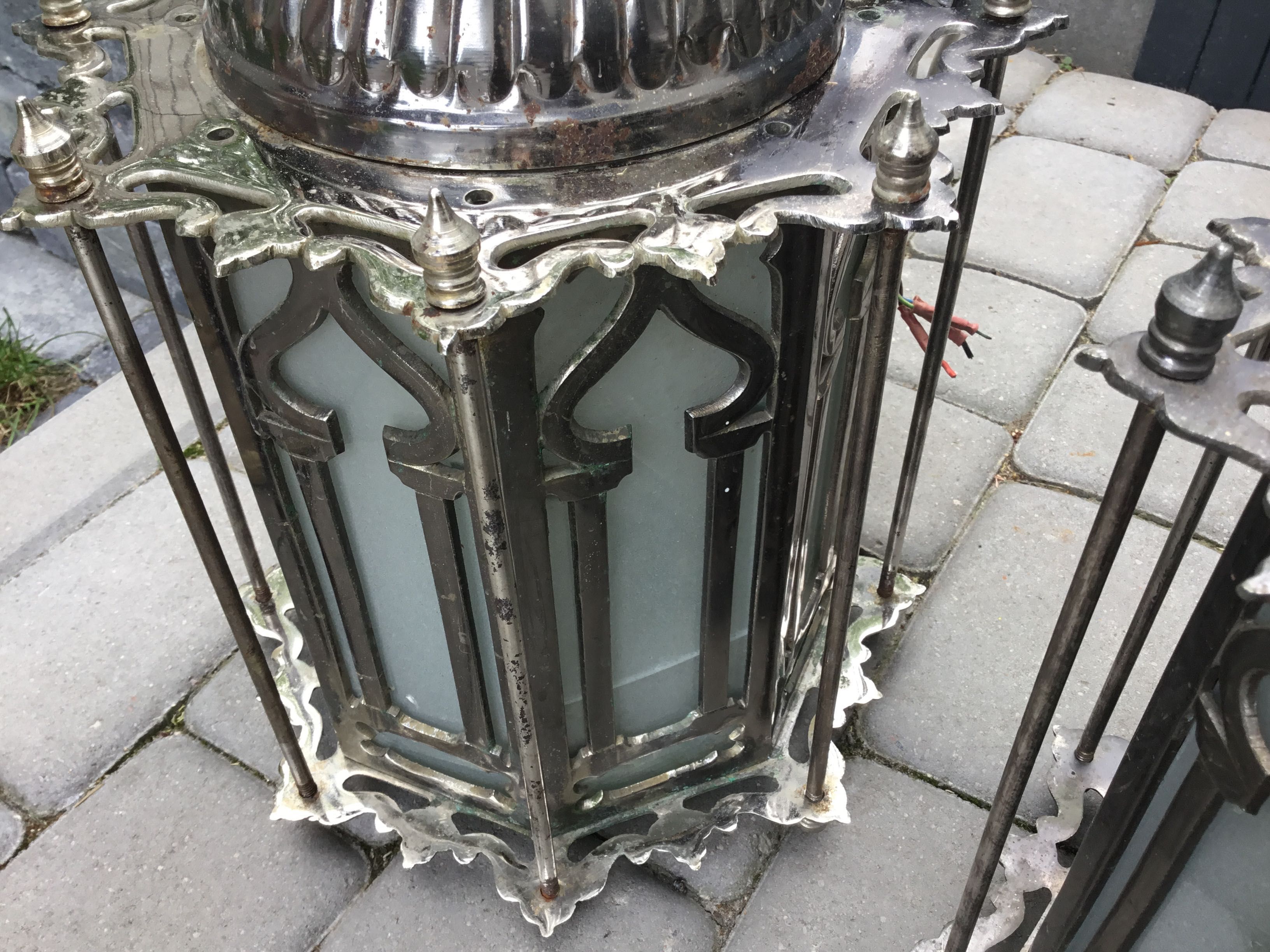 Dwie lampy w stylu orientalnym na zewnątrz .