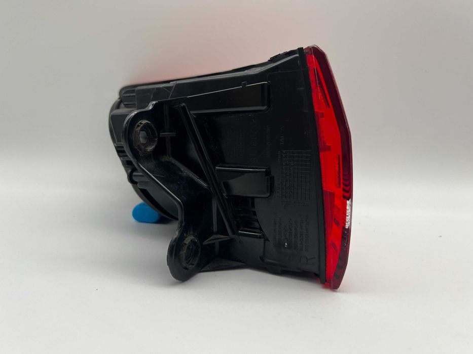 Audi A4 B9 Prawa Błotnik Lampa